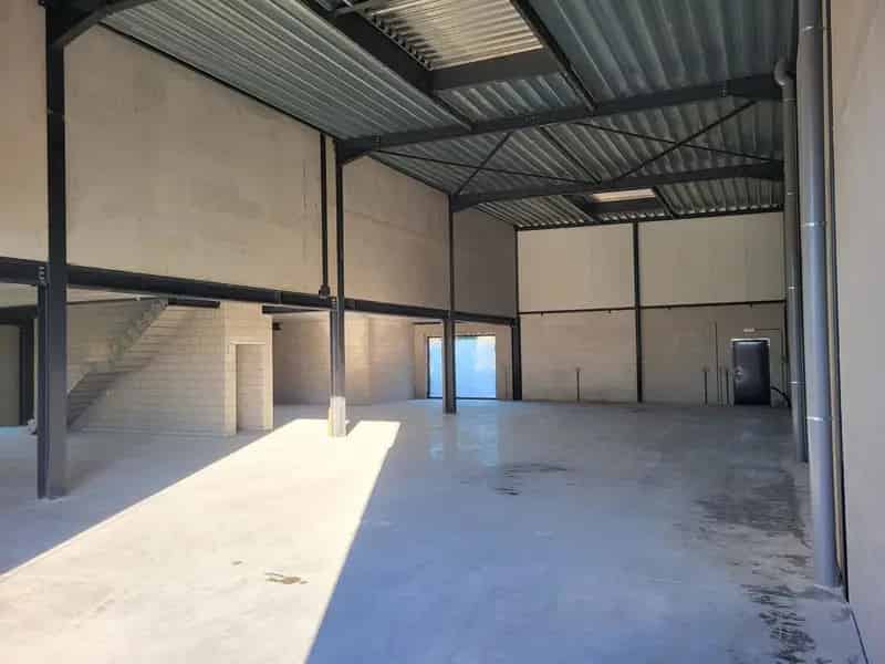 TE KOOP Zonhoven: magazijn met kantoor, showroom en woning