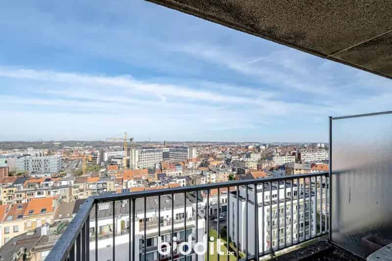 Een appartement 3 slpk. op 11e verd. met parking(s)