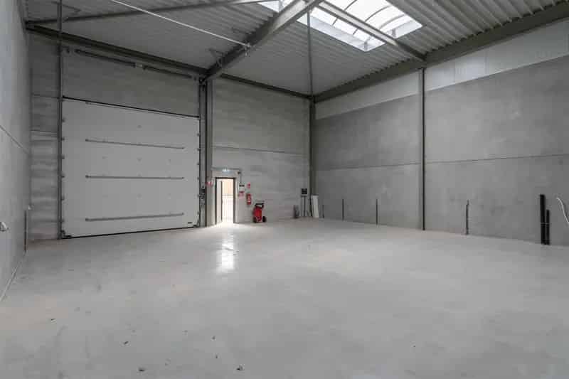 Instapklaar industrieel magazijn van 150 m² te huur in Weelde