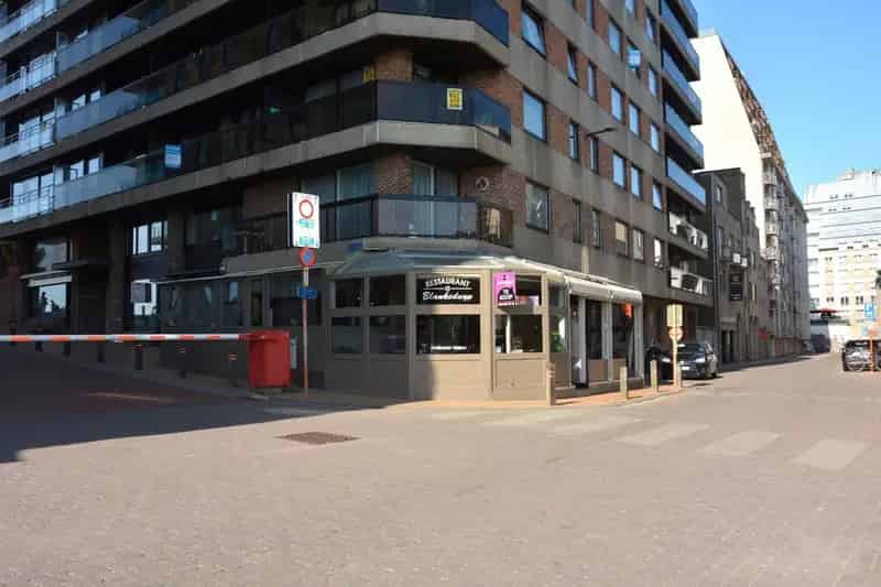 Instapklare horecazaak met opslagruimte vlakbij de dijk van Blankenberge