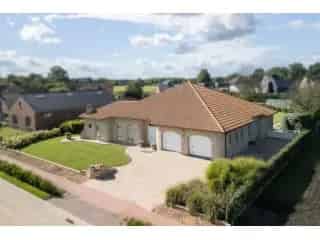 Huis te Koop Houtvenne - Gelijkvloerse Villa met Garage en Tuin
