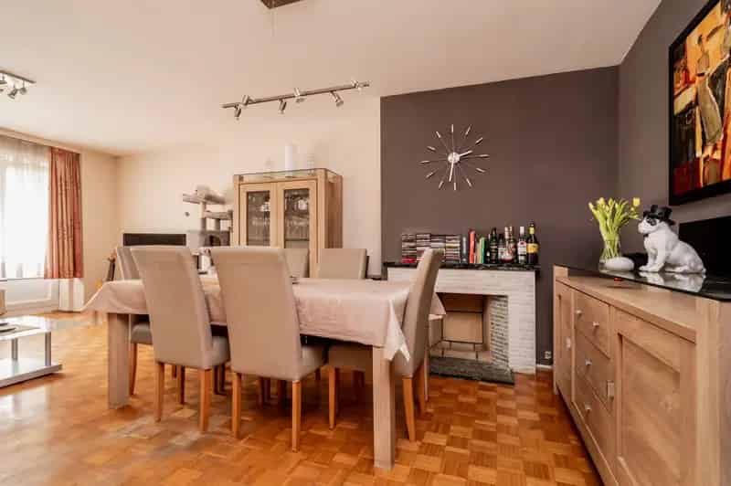 Mooi, lichtrijk op te frissen appartement op de 5de verdieping