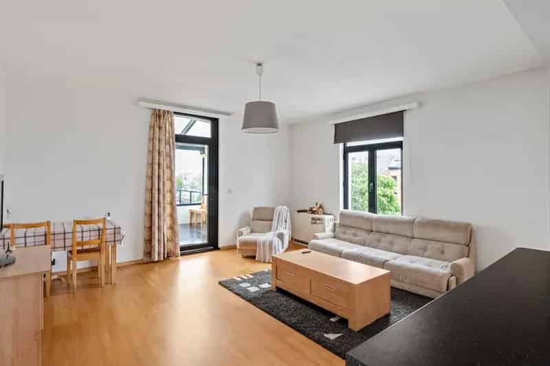 Opbrengsteigendom: twee handelspanden en vier appartementen