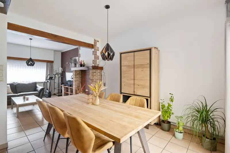 Te renoveren eengezinswoning met vier slaapkamers en tuin