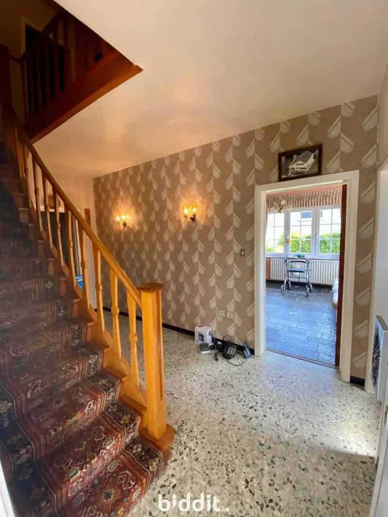 Te renoveren woning met tuin en garage in rustige straat