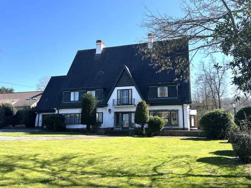 Uniek landhuis op een terrein van 3870m² met aangelegde zuidgerichte tuin en garage!