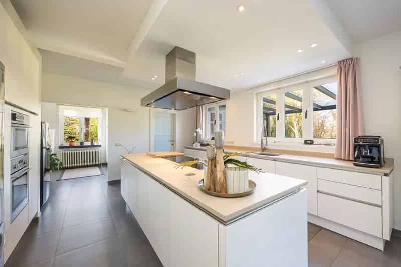 KONTICH - Exclusieve Tudor-villa met zwembad op prachtig perceel