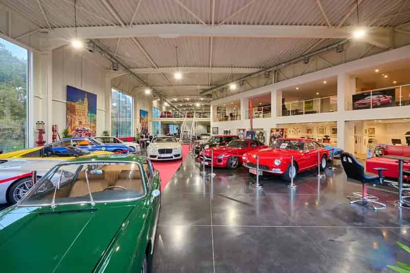 TE KOOP: unieke showroom met kantoren – ZICHTLOCATIE