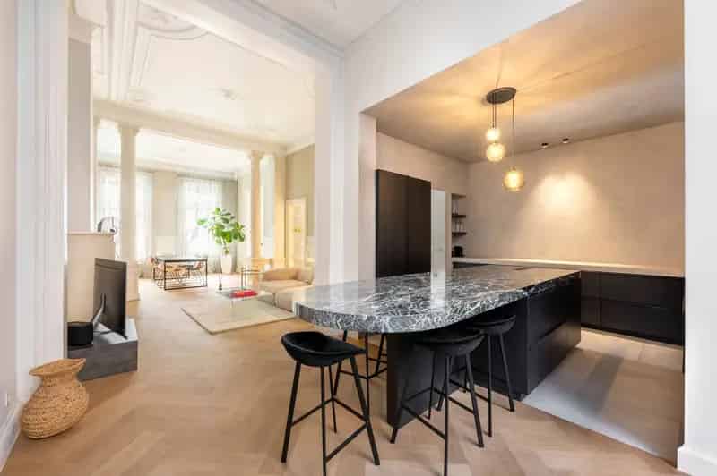Indrukwekkend herenhuis op een toplocatie te Antwerpen Zuid.