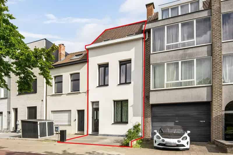 Deels gerenoveerde woning met 4 slaapkamers en tuin (100m²)