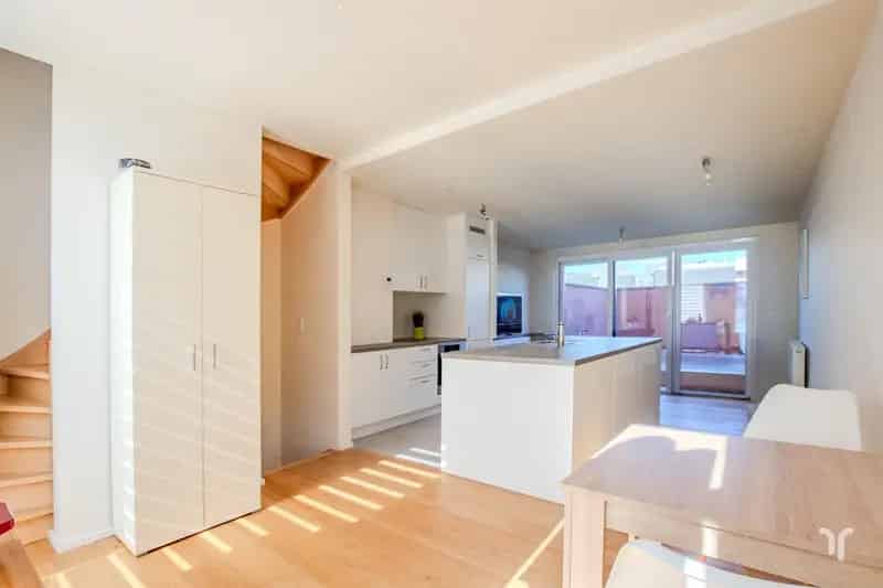 Eigentijdse zeer centraal gelegen woning met 3 slaapkamers en inpandige garage.