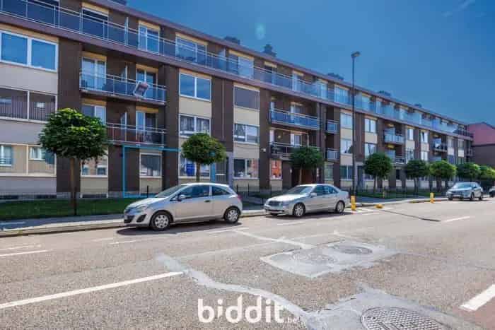 GELIJKVLOERS APPARTEMENT