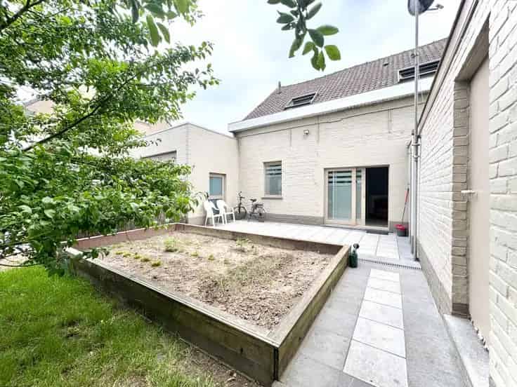 Huis Te Koop: Gerenoveerde Woning met Magazijn en Garage