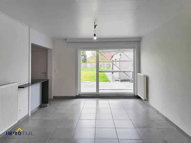 Moderne half open bebouwing in rustige straat te Wieze!