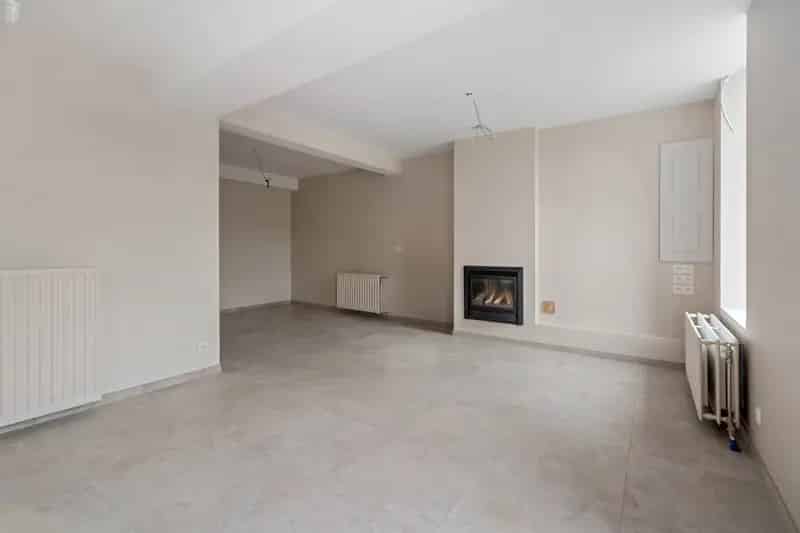 Ben je op zoek naar een instapklare woning met 3 slaapkamers op een goede ligging? Zoek niet verder. Deze woning gelegen op Oordegemdorp heeft alles wat je zoekt. 

Indeling gelijkvloers: 
- Inkomhal
- Woonkamer met open keuken
- Berging
- Wasplaats
- Apa
