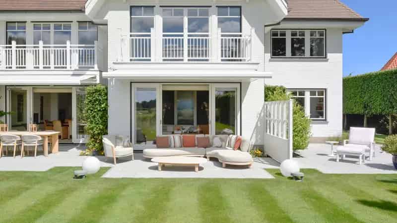 VILLA met panoramisch zicht en unieke ligging aan de golf...