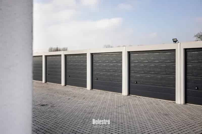 COMPLEET VERNIEUWDE GARAGEBOXEN HEMELRIJK
