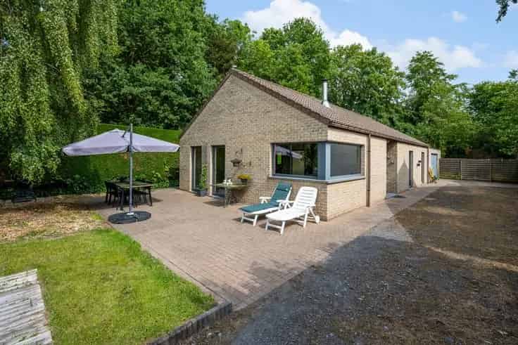 Huis Te Koop: Charmante Bungalow met Ruime Garage en Tuin