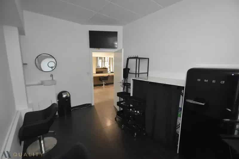 Op een zichtlokatie gelegen handelsgelijkvloers (74 m²) met etalageramen