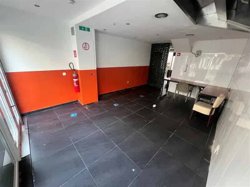 Halve losbouw handelswoning met 4 slaapkamers