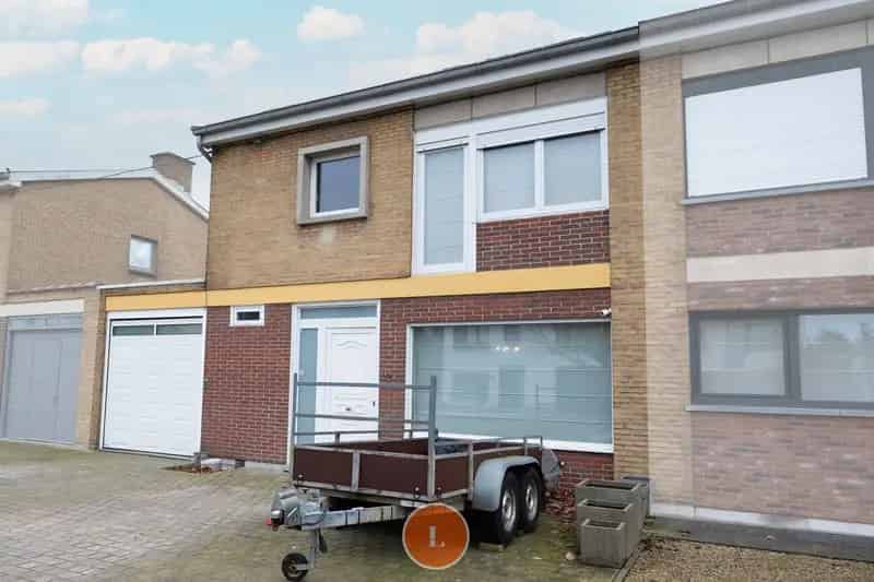 te renoveren woning in Moorsele met garage en tuin