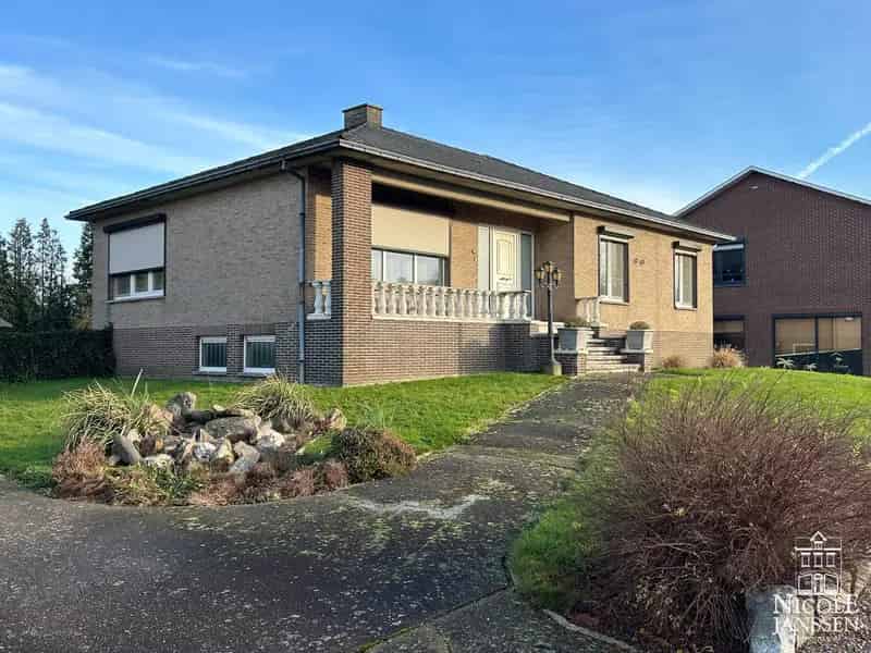 Gelijkvloerse gezinswoning met drie slaapkamers, grote kelder en ruime tuin