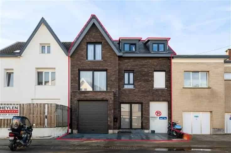 Gerenoveerde woning met magazijn te koop