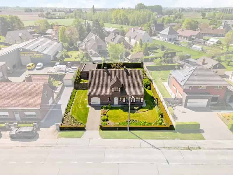 CHARMANTE ALLEENSTAANDE VILLA MET BIJGEBOUW OP 1.005 m²