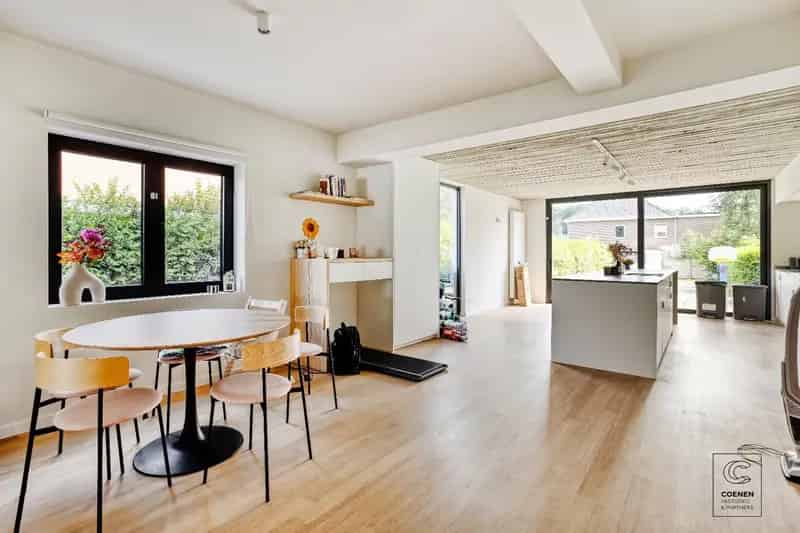 Prachtig volledig gerenoveerde woning met 3 slaapkamers op een TOPlocatie te Schilde!