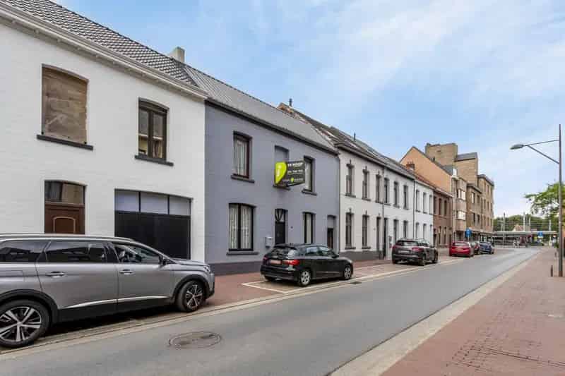 Ruim ingedeelde woning met 3/4 slaapkamers op een mooie centrumlocatie.