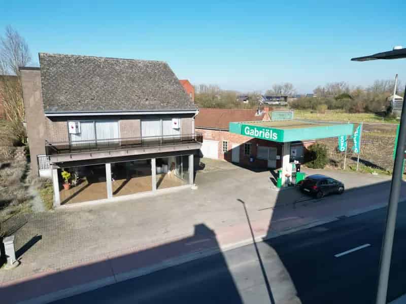 Ruime Woning met 3 SLPK, tuin, opslagruimte én magazijn!
