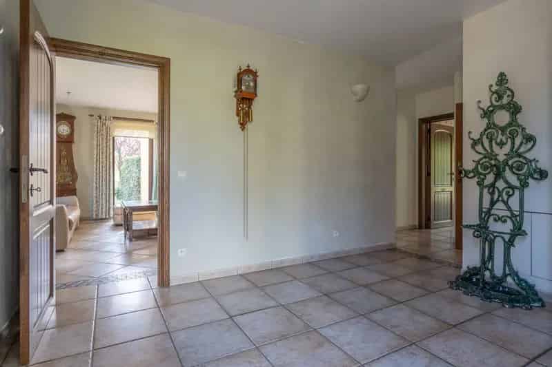 Goed onderhouden villa met 5 slpk's op perceel van 1.060m².