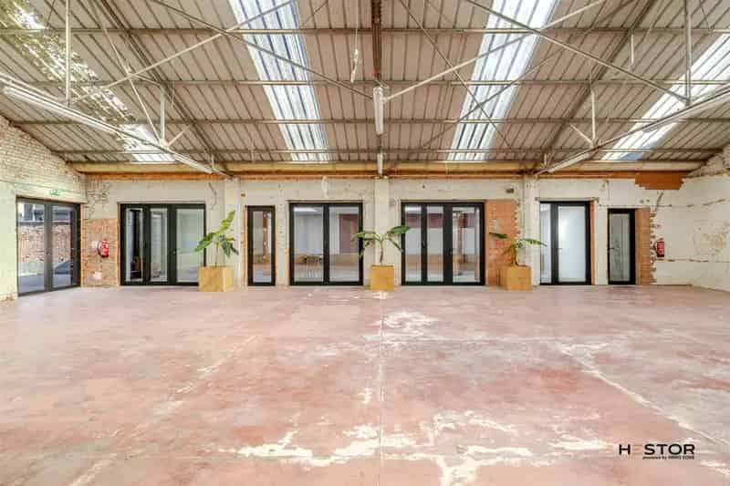 Stijlvol kantoor met veelzijdig magazijn in Sint-Niklaas