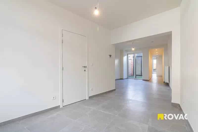 Volledig gerenoveerde woning met 3 slaapkamers en tuin