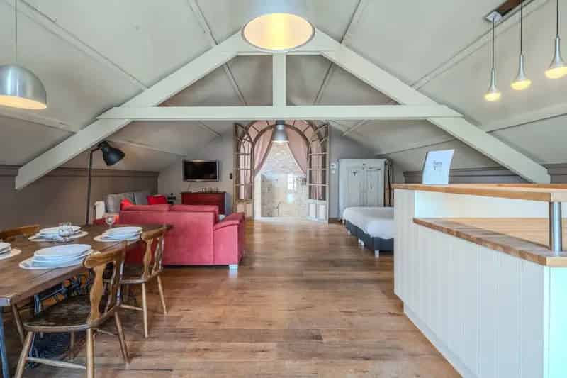 Instapklare woning met loods en vakantie-appartement