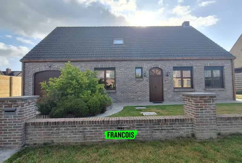 Alleenstaande woning met 3 slaapkamers, garage en tuin, gelegen in een rustige wijk van Poperinge.