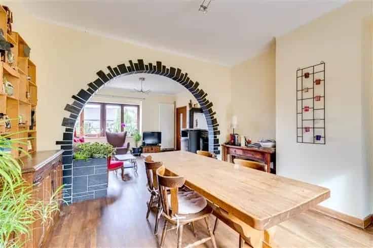 Ruime Villa te Arlon met 5 slaapkamers en Grote Tuin