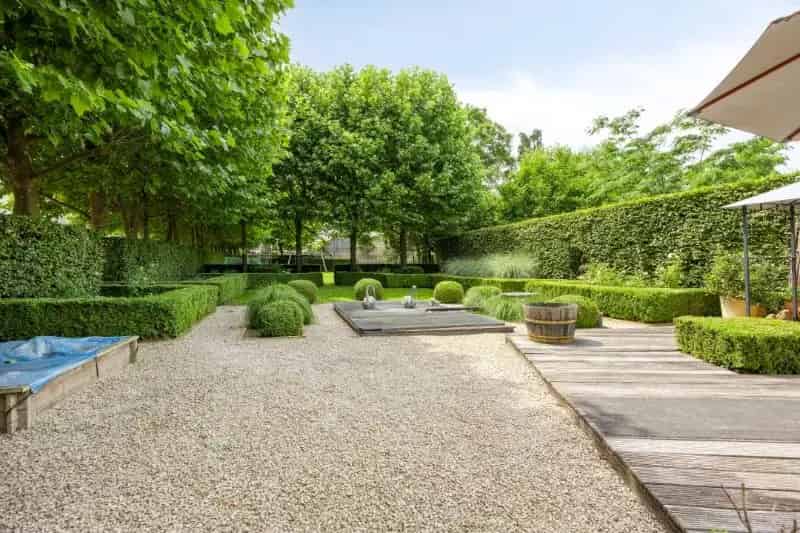 Karaktervolle woning met grote tuin en achteruitweg