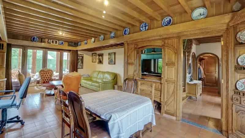 Klassieke villa van 305m² met ruime garage op 7 are 48 ca