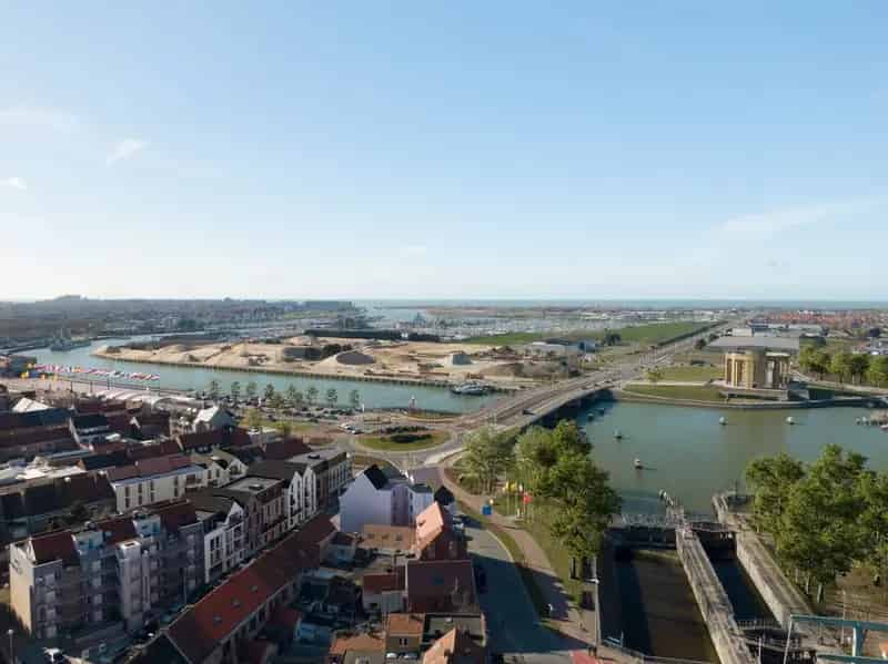 Opbrengsteigendom met woonst aan de kaai te Nieuwpoort-Stad
