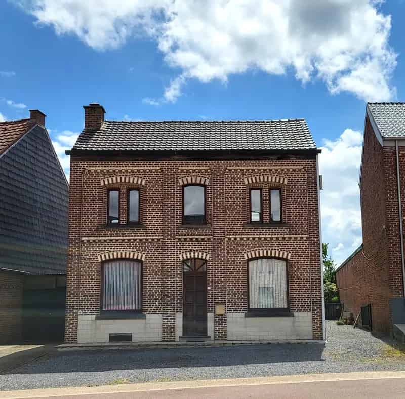 Prachtige burgerwoning op 950 m² met ruime garage en zuidgerichte tuin gelegen in de Vlaamse Ardennen.