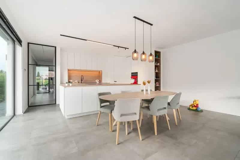Welkom op Stichelendries, Lede – een rustige, kindvriendelijke locatie waar deze recent gebouwde energiezuinige woning (E17) te koop wordt aangeboden. Deze moderne halfopen bebouwing met drie volwaardige bouwlagen is ideaal voor wie ruimte, comfort en duu
