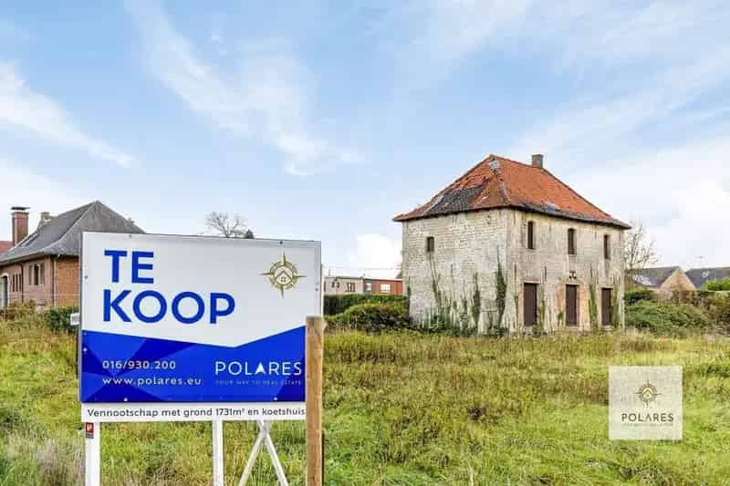 Ruime bouwgrond met koetshuis