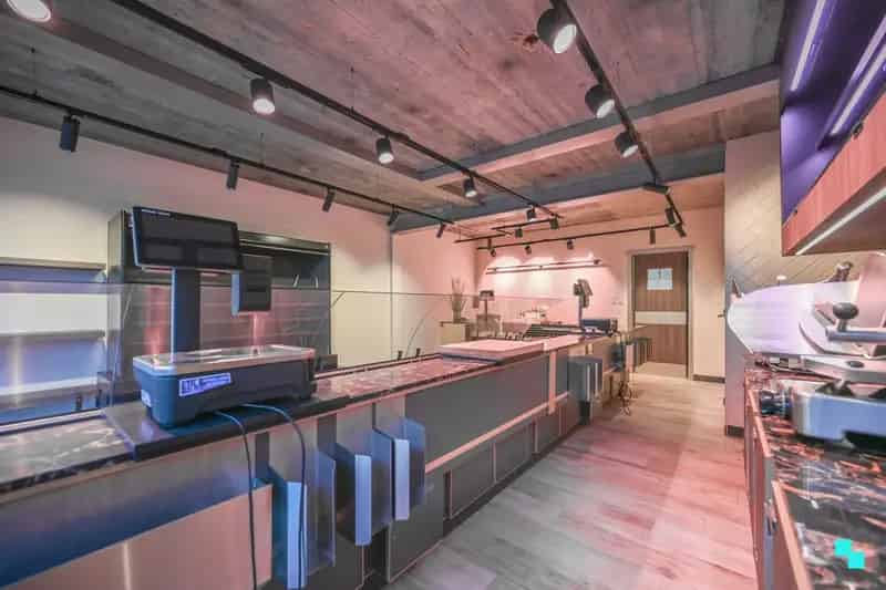 Handelseigendom met appartement op goede locatie