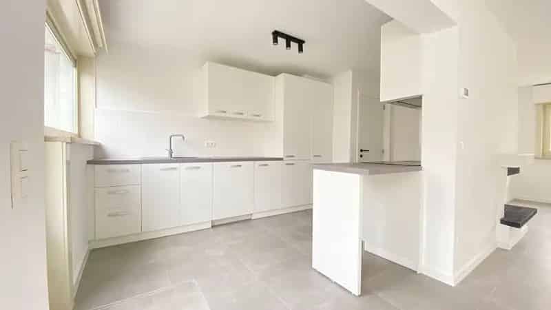 Volledig gerenoveerde woning met tuin en uitweg.