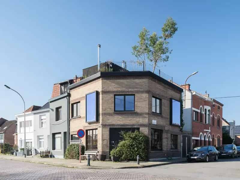 Gent - Bijzonder unieke en architecturale loftwoning met daktuin in voormalig supporterscafé.