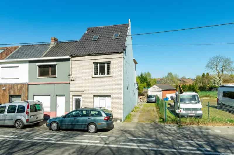 Op te knappen woning, met 3 slaapkamers.