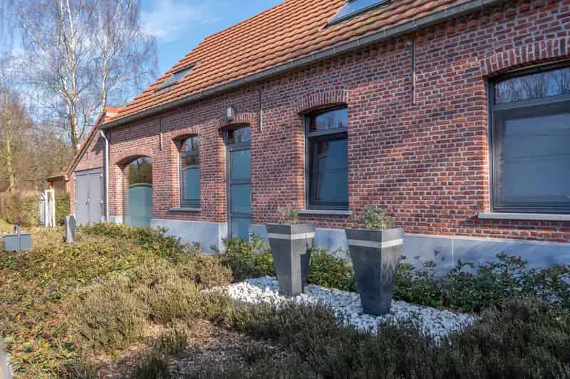 Knappe hoeve op groene locatie