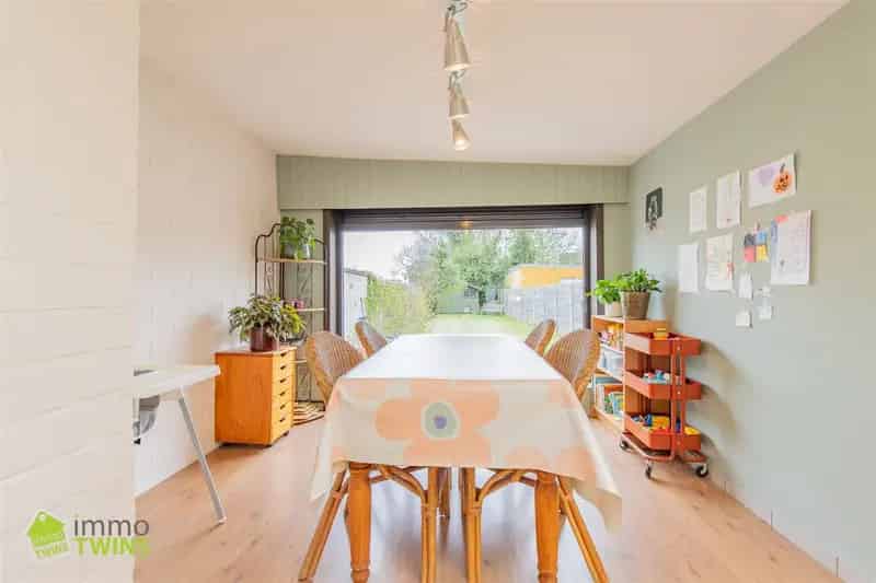 Ruime woning met 3slpks & tuin op centrale locatie te Zele