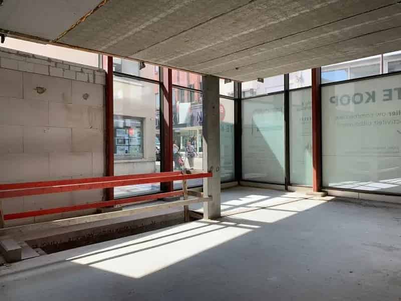 Centraal gelegen gloednieuwe handelsruimte in commercieel hart Waregem
